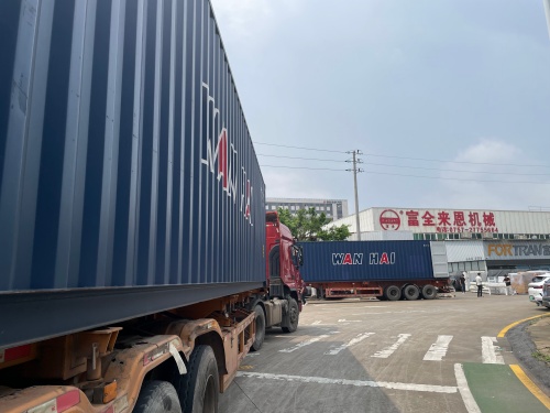 FORTRAN versnelt verzending na de vakantie: twee containers met roterende lijnen voor kantenverlijming en kartonsnijmachines op weg naar Polen