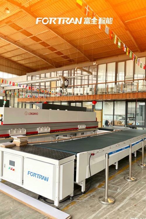 27-jarige ervaren fabrikant lanceert universele bandretourtransporteur: geschikt voor alle boardformaten + automatisch optilbare luchtvlottertafel